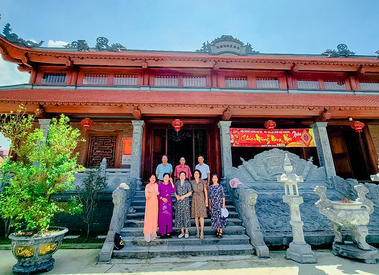 Nhóm Hội viên họ Vũ thuộc Câu lạc bộ Bạch Đằng thành kính dâng hương tại Đền Nam Hải & Từ đường dòng họ Vũ – Võ thành phố Hải Phòng 